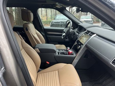 Certified 2025 Land Rover Discovery Dynamic SE image 11