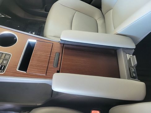 Used 2023 Toyota Sienna XLE image 22