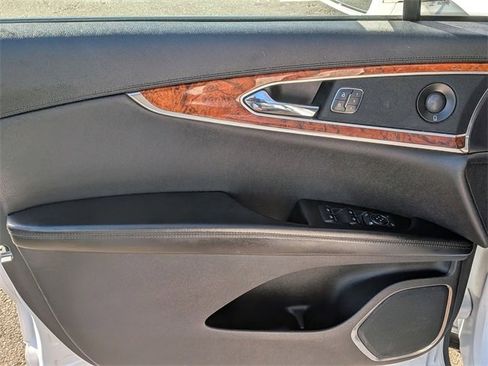 Used 2019 Lincoln Nautilus Reserve image 12