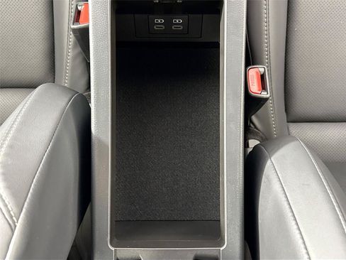 Certified 2025 Toyota Prius XLE FWD image 32