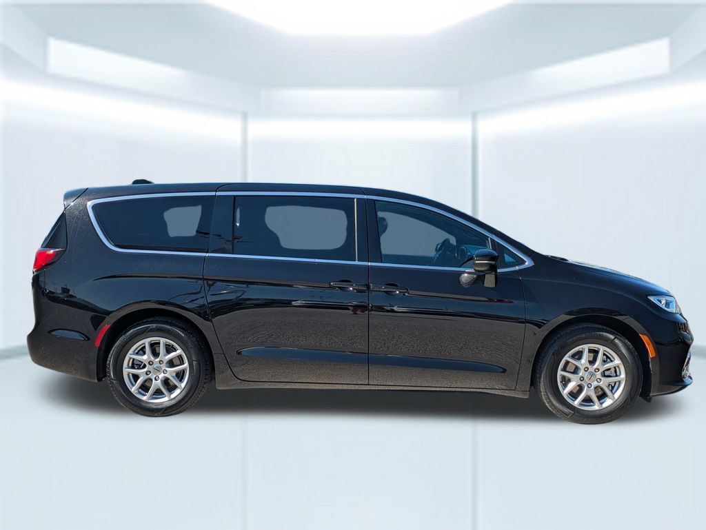 Used 2025 Chrysler Pacifica Select FWD image 7