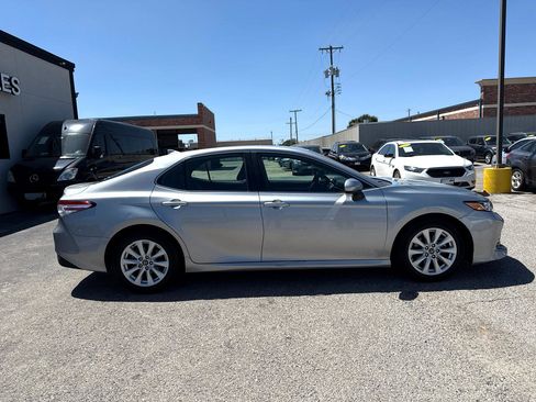 Used 2020 Toyota Camry LE image 5