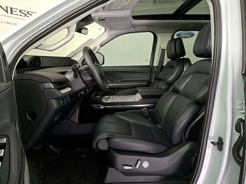 New 2025 Lincoln Navigator L Reserve AWD/4WD image 13