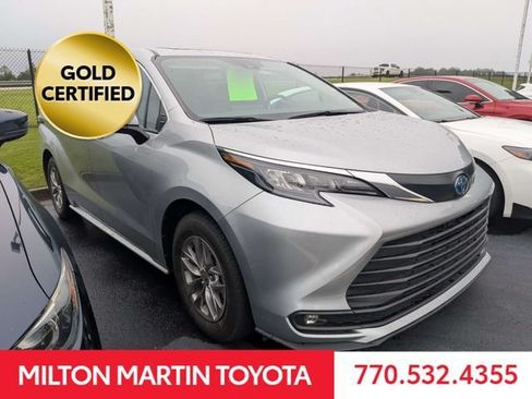 Certified 2025 Toyota Sienna XLE FWD image 2