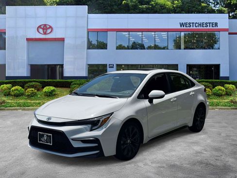 Used 2025 Toyota Corolla SE w/ SE Premium Package FWD image 4