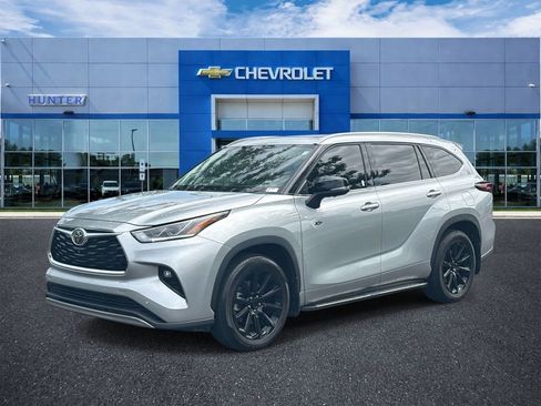 Used 2024 Toyota Highlander Platinum FWD image 3