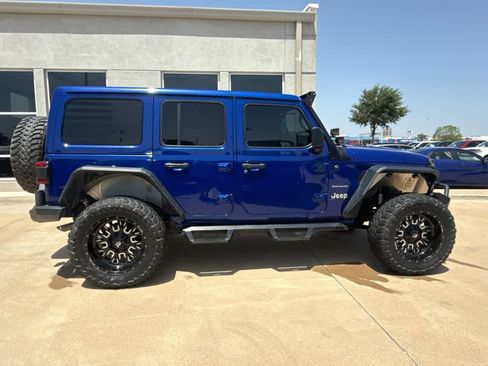 Used 2018 Jeep Wrangler Unlimited Sahara AWD/4WD image 5