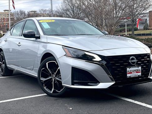 Used 2025 Nissan Altima 2.5 SR image 2