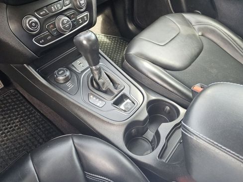 Used 2019 Jeep Cherokee Latitude Plus w/ Comfort/Convenience Group AWD/4WD image 30