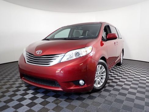 Used 2015 Toyota Sienna XLE w/ XLE Navigation Package image 2