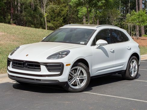 Certified 2025 Porsche Macan AWD/4WD image 1