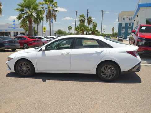 Used 2024 Hyundai Elantra SEL FWD image 8