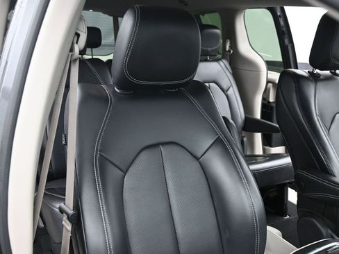 Used 2023 Chrysler Pacifica Touring-L image 27