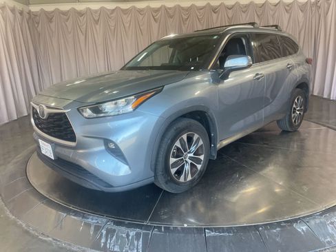 Used 2020 Toyota Highlander XLE AWD/4WD image 2