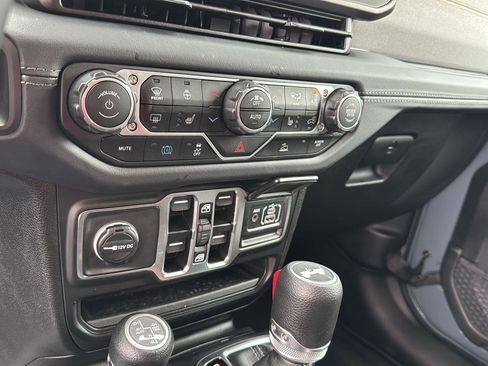 Used 2025 Jeep Wrangler Sahara image 22