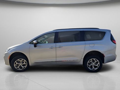 Used 2023 Chrysler Pacifica Limited AWD/4WD image 21