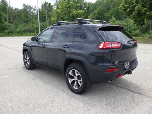 Used 2017 Jeep Cherokee Trailhawk w/ Comfort/Convenience Group AWD/4WD image 3
