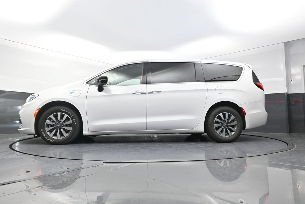 Used 2024 Chrysler Pacifica Limited FWD image 27