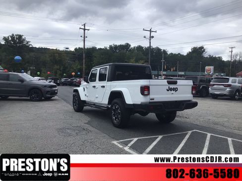 Used 2023 Jeep Gladiator Sport AWD/4WD image 3
