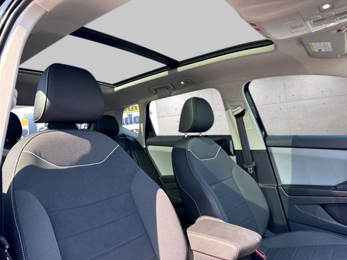 Used 2023 Volkswagen Taos SE w/ Panoramic Sunroof Package AWD/4WD image 7