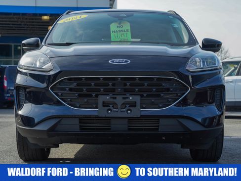 Used 2021 Ford Escape SE w/ SE Sport Appearance Package image 2