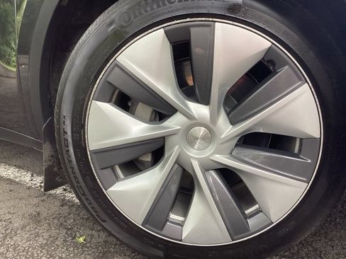 Used 2024 Tesla Model Y Long Range AWD/4WD image 10