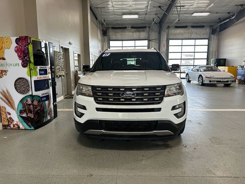 Used 2017 Ford Explorer XLT w/ Equipment Group 202A image 3