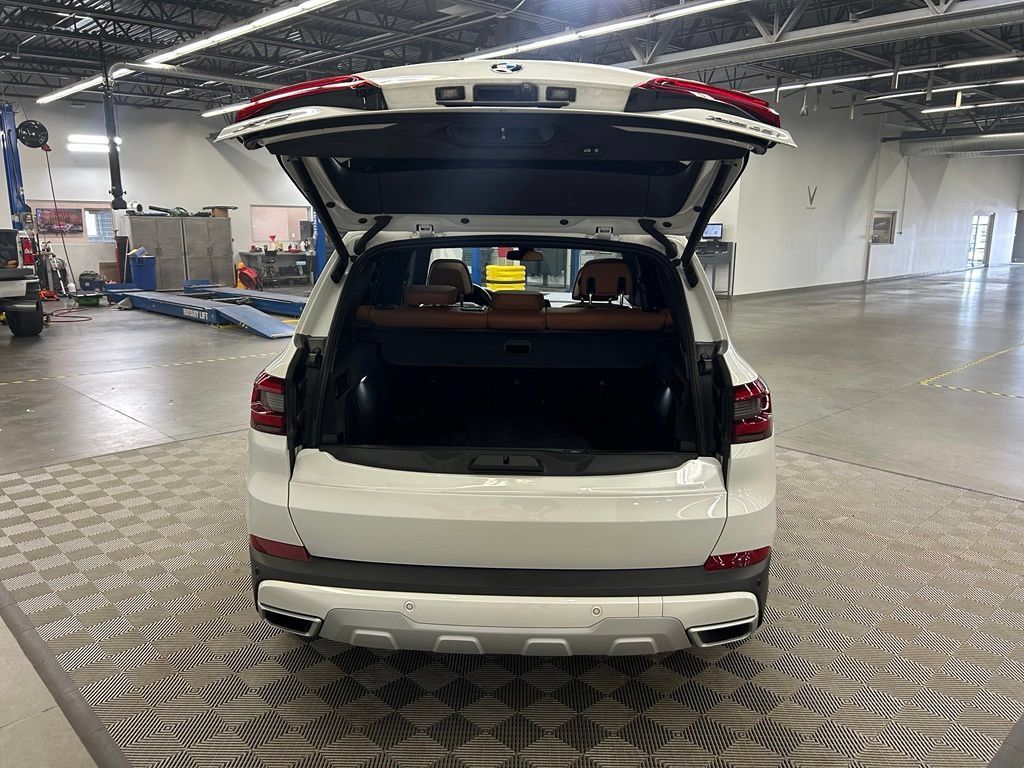 Used 2022 BMW X5 xDrive40i w/ Premium Package AWD/4WD image 9