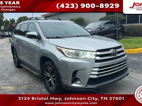 Used 2019 Toyota Highlander LE FWD image 1