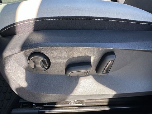 Used 2025 Volkswagen Taos SE w/ Panoramic Sunroof Package image 20