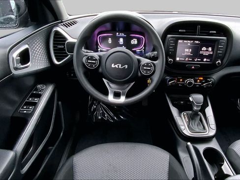 Used 2024 Kia Soul LX w/ Option Group 015 FWD image 6