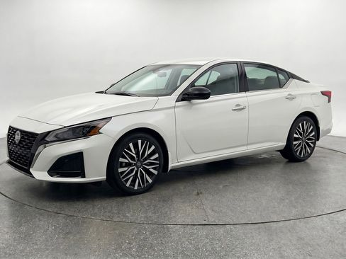 Used 2025 Nissan Altima 2.5 SV FWD image 3