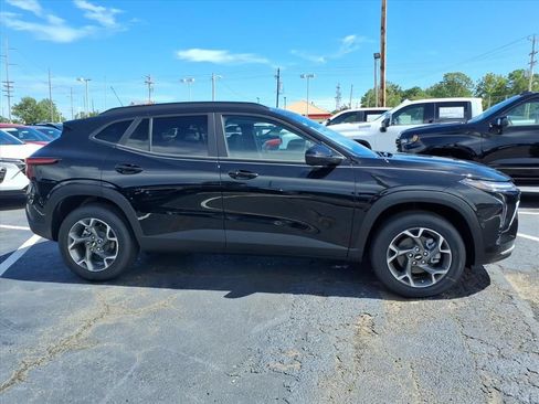 New 2026 Chevrolet Trax LT w/ Driver Confidence Package FWD image 2