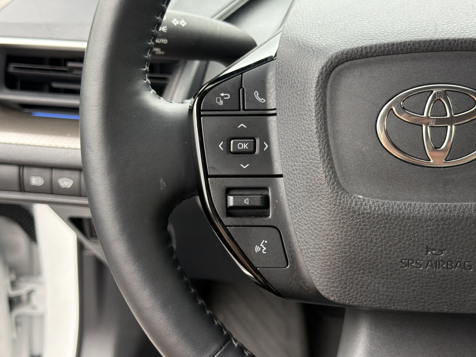 Certified 2025 Toyota Prius XLE FWD image 25