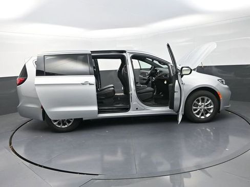 New 2026 Chrysler Pacifica Select image 33