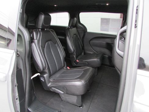 Used 2025 Chrysler Pacifica Select FWD image 5