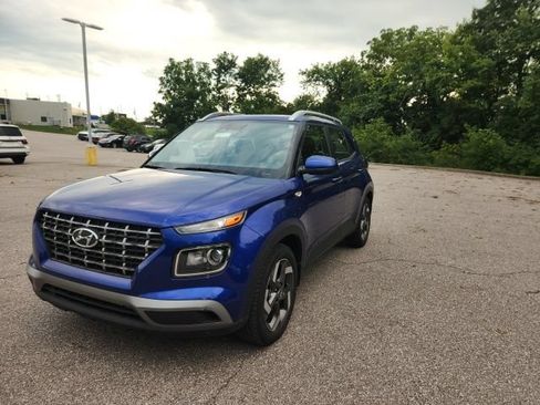 Used 2023 Hyundai Venue SEL w/ Cargo Package FWD image 2