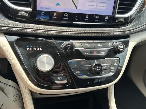 Used 2023 Chrysler Pacifica Limited FWD image 25