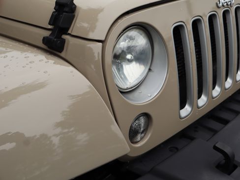 Used 2016 Jeep Wrangler Unlimited Sahara w/ Dual Top Group AWD/4WD image 13