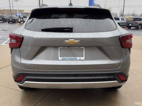 Used 2025 Chevrolet Trax LT w/ LT Convenience Package image 4