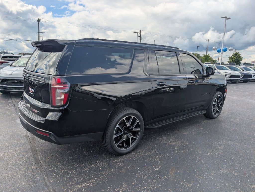 Used 2023 Chevrolet Suburban RST w/ Luxury Package AWD/4WD image 8