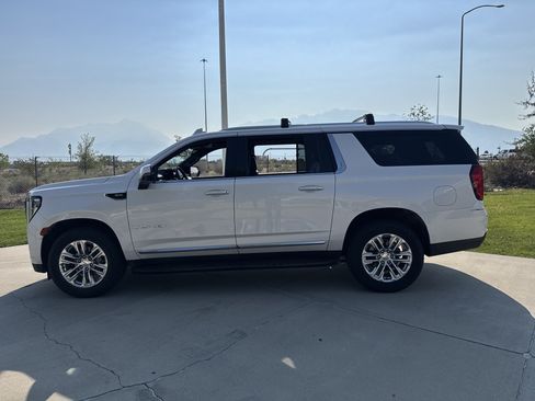 Used 2022 GMC Yukon XL SLT w/ SLT Luxury Package AWD/4WD image 2