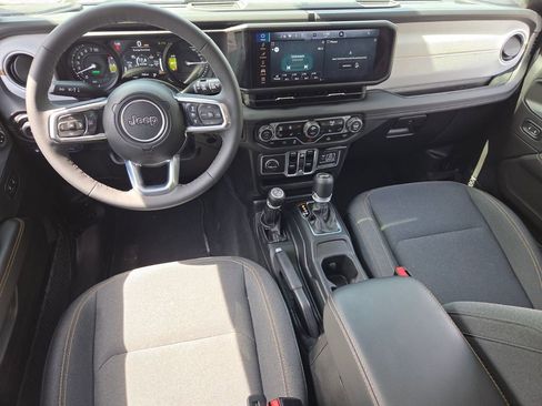 Used 2025 Jeep Wrangler Unlimited Sahara AWD/4WD image 9