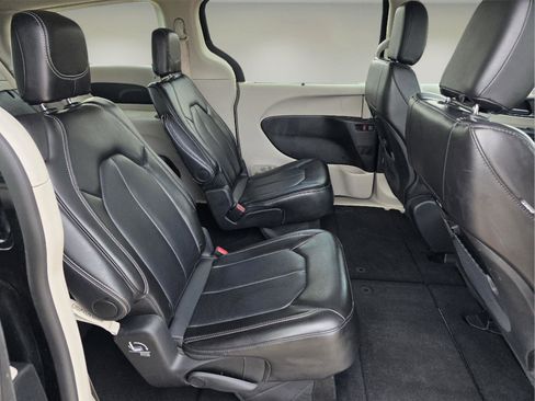 Used 2024 Chrysler Pacifica Touring-L image 16