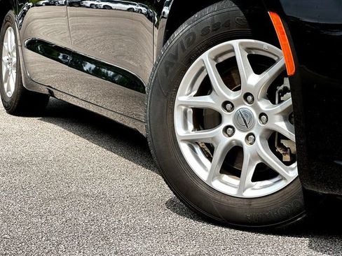 Used 2024 Chrysler Pacifica Touring-L FWD image 2