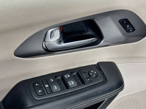 Used 2024 Chrysler Pacifica Touring-L FWD image 18