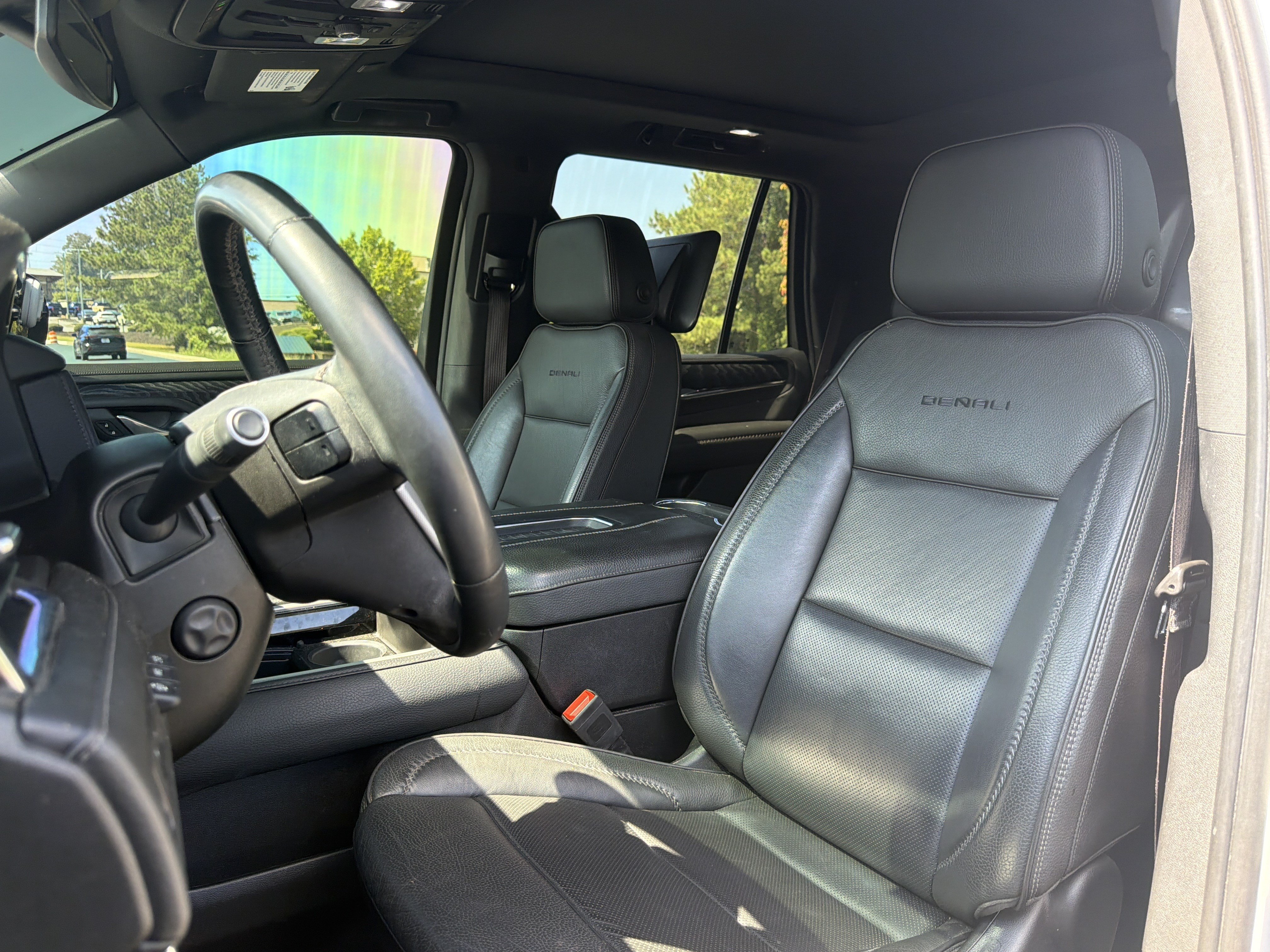 Used 2023 GMC Yukon Denali RWD image 7