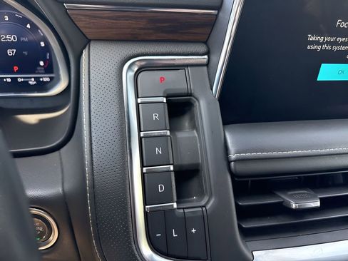 Used 2023 Chevrolet Suburban Premier RWD image 19