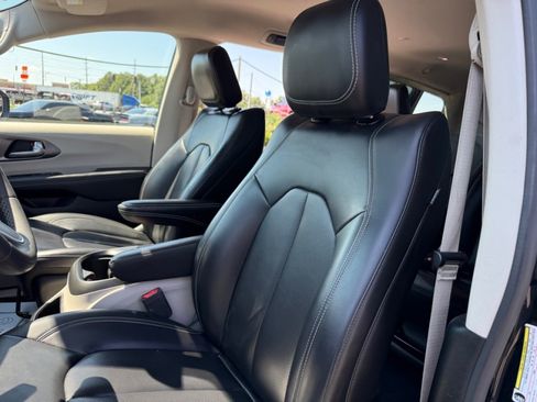 Used 2023 Chrysler Pacifica Touring-L FWD image 26
