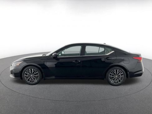 Used 2025 Nissan Altima 2.5 SV FWD image 4